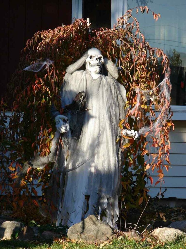 64 Spooky Halloween Decoration Ideas: DIY, Indoor, Outdoor, Office & School 23 Halloween Decoration Ideas