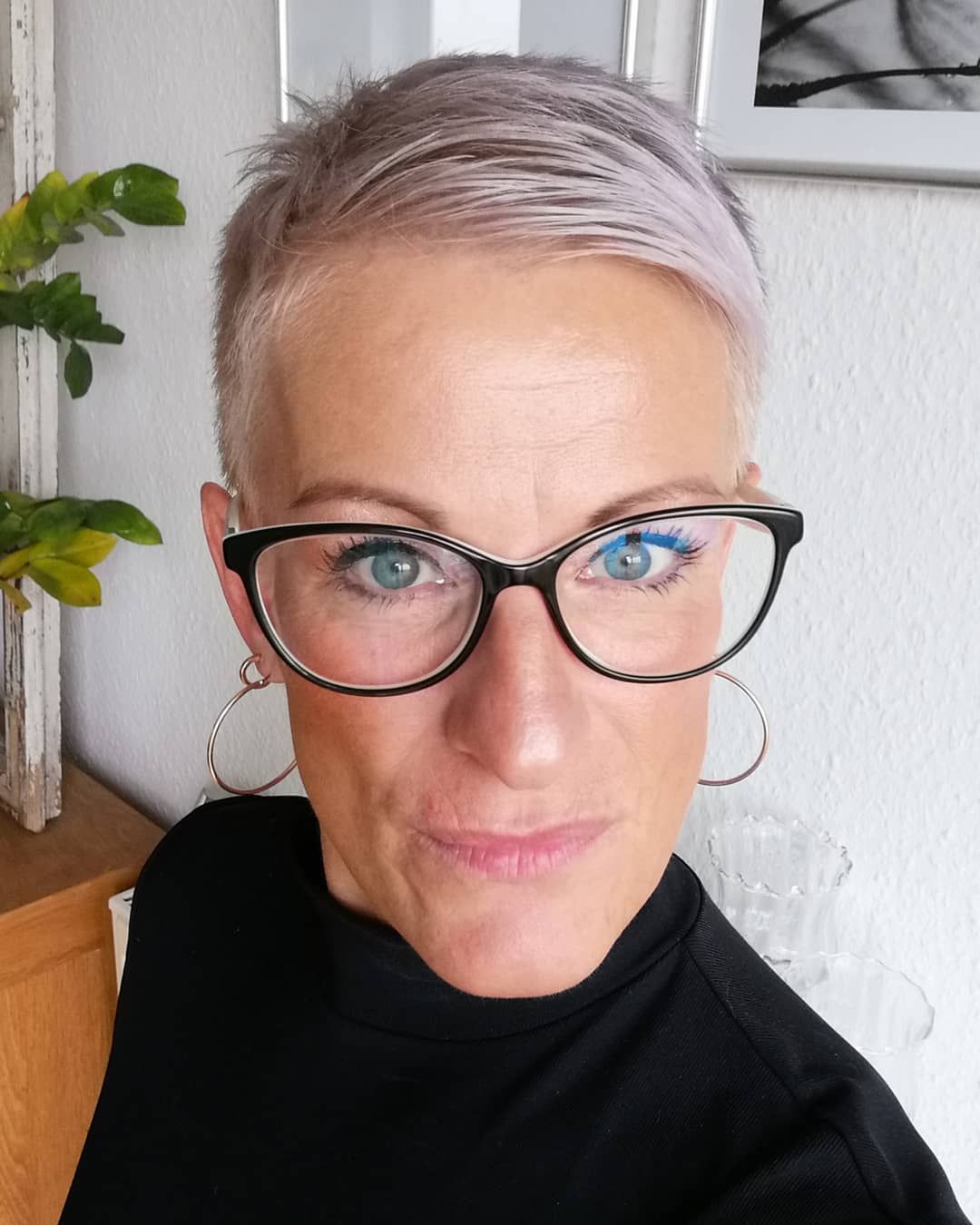 Short Hairstyles for Women Over 50 With Glasses
